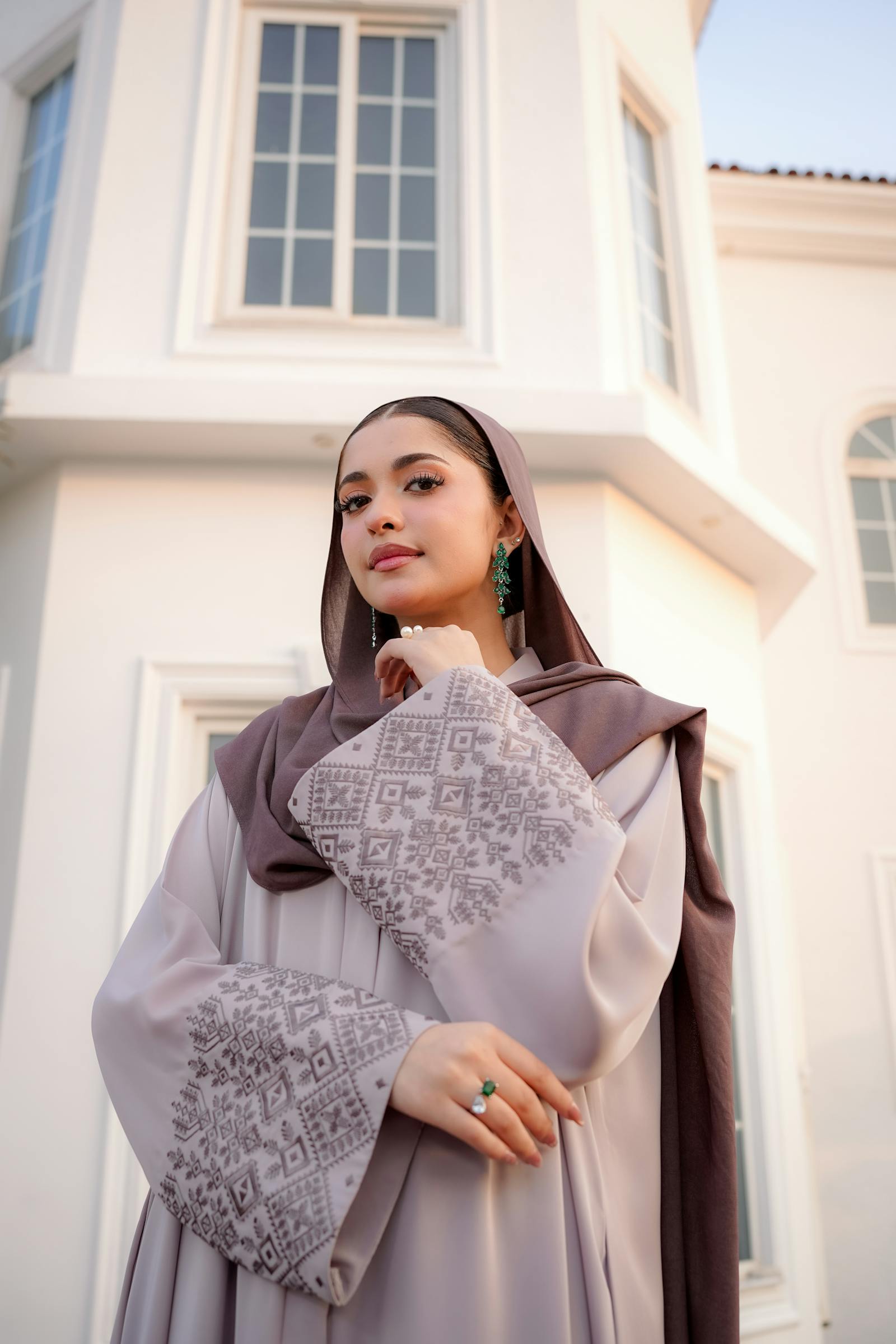 Travel-ready modestwear and hijab portrait styling